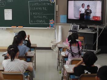 教室でビンゴの説明を聞く１年生