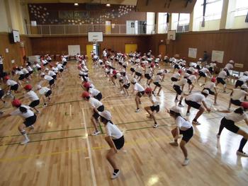 エイサー腰を低く