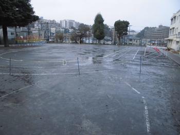 校庭は雨
