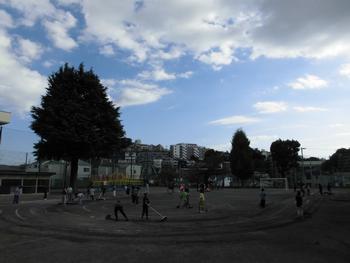 校庭のラインを消す6年生