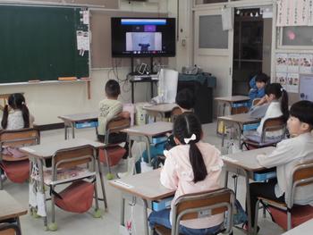 フードをかぶらないで