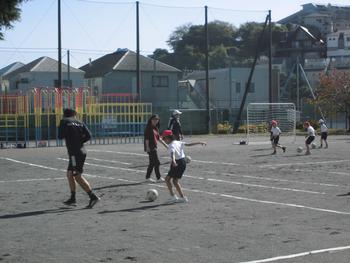 校庭でドリブル旅行