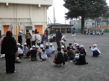 リーダー、保護者とあいさつ