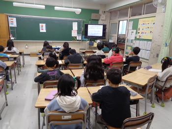 放送を聞く様子