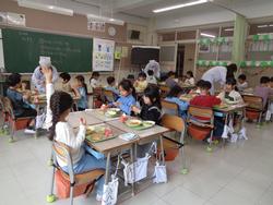 給食の様子①