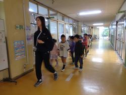 校内探検の様子①