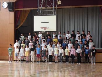 音楽朝会に向けて練習する５年生