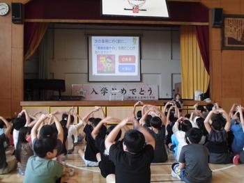 サイバー教室で手を上げる５，６年生