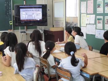 じょうだんのつもりだった　という場面説明を聞く子どもたち