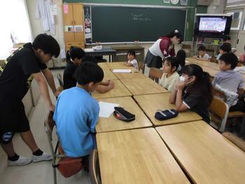 そばに寄って話を聞く６年生