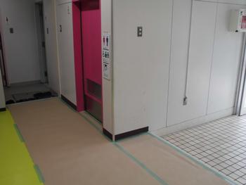 体育館トイレ