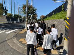 学校からバスで