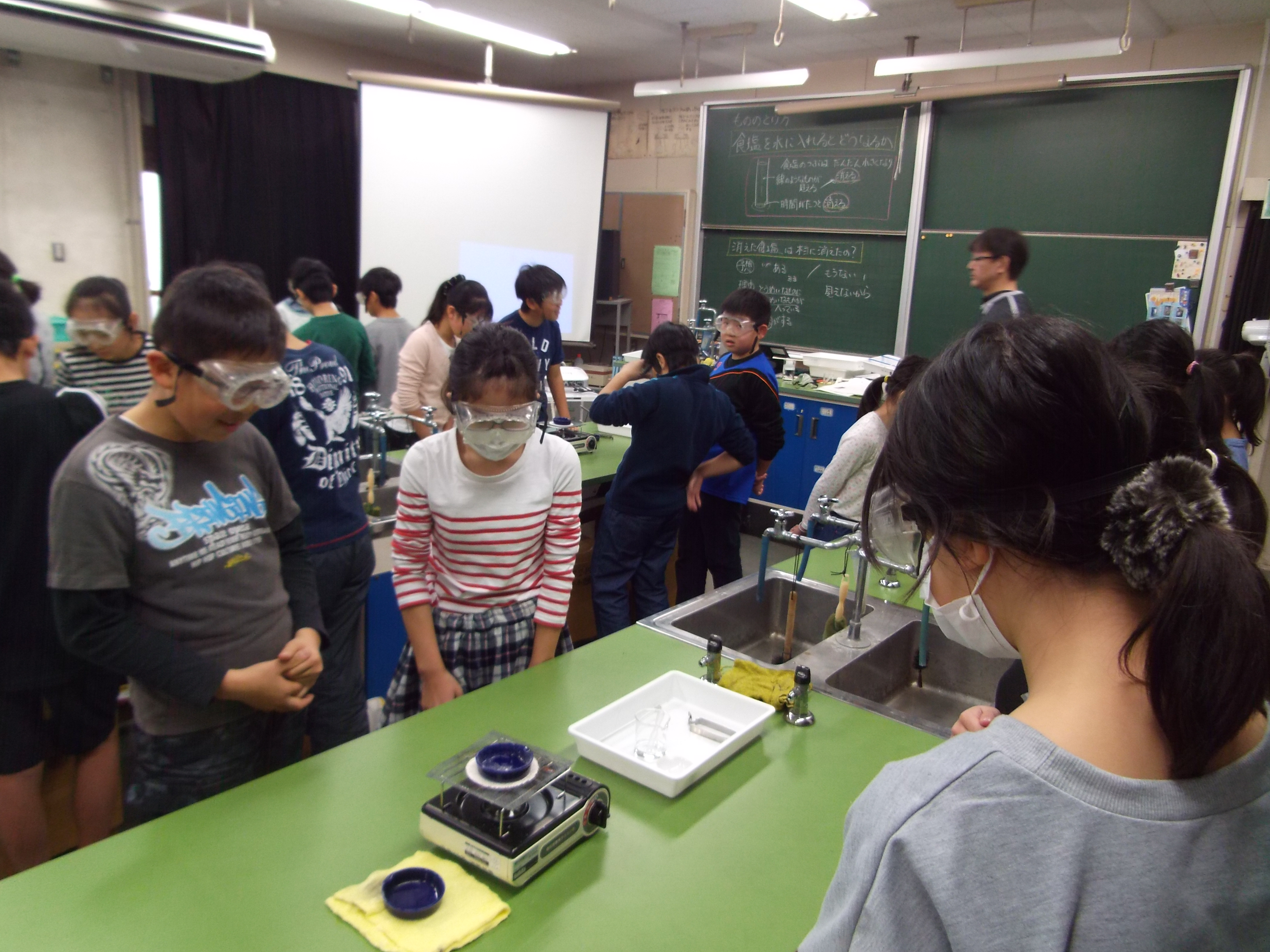 １月２９日 ５年生 理科 ものの溶け方 霧が丘小学校