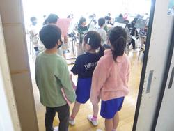 第二音楽室を案内する様子