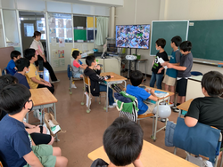 宿泊学習の経験を４年生に伝える様子。