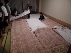 ホテルの部屋では自分たちで布団をひきました。