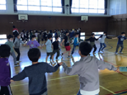 ４年　学年集会のレクリエーションで仲を深めました！