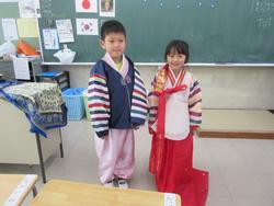 韓国の民族衣装に身を包んだかわいらしい一年生二人