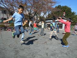 2年生 サツマイモ掘り つる遊び 新田小学校