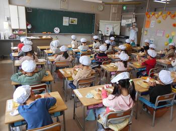 1年3組の給食風景