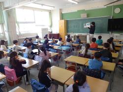 幼稚園の先生の読み聞かせ