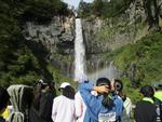 華厳の滝はよく晴れていて、虹がかかっていました