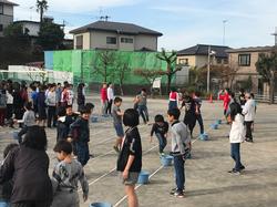 背中ボール運びリレー １ ６年 笹野台小学校