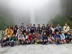 霧の中の華厳の滝での集合写真