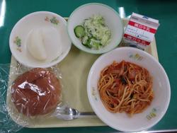 本日の給食 デザートは季節の果物 梨 です 瀬谷小学校