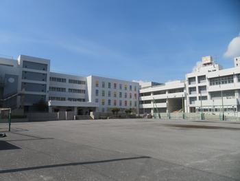 春陽の中の校舎