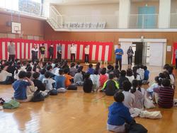 体育館に集う新6年生