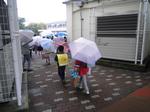 あいにくの雨の中の登校となりました。