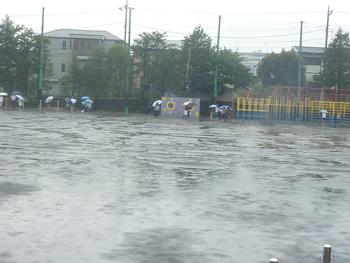 雨の校庭で