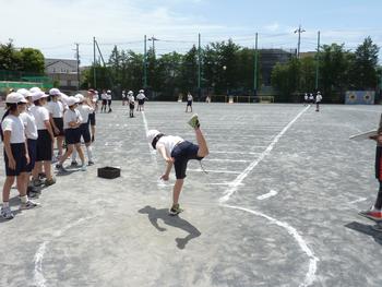 ソフトボール投げ