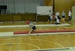 １１月９日 ３年生 体育 マット運動 高田東小学校