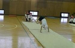 １１月９日 ３年生 体育 マット運動 高田東小学校