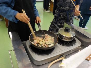 タマネギとベーコンを炒める