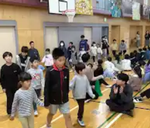 一年生と六年生が手をつないで入場しました