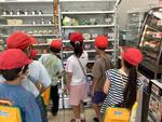 店内を見学する児童
