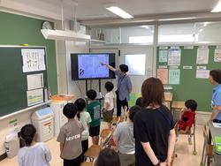今月の歌を歌っています。