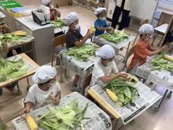 とうもろこしの皮むき