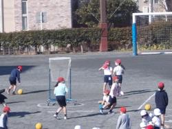 2月1日 月曜日 タワーボールに挑戦 四年生 都筑小学校
