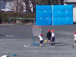 2月1日 月曜日 タワーボールに挑戦 四年生 都筑小学校