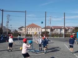 2月1日 月曜日 タワーボールに挑戦 四年生 都筑小学校