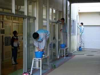 体育館前の窓掃除 洋光台第一小学校