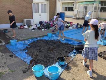 土を天日干しする様子