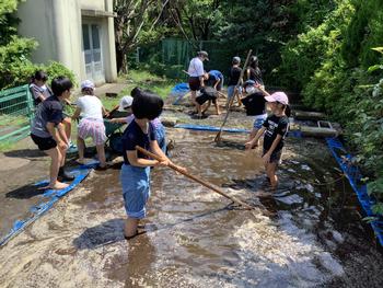 田んぼを代掻きするようす