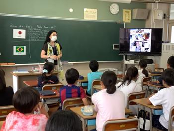 ブラジルと日本のコミックを比べる様子