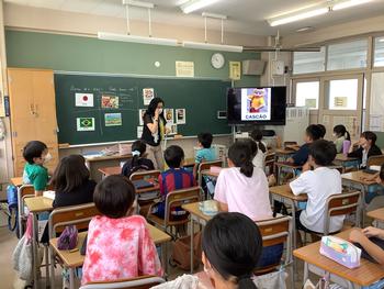 ブラジルと日本のコミックを比べる様子