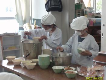 給食を配膳する様子